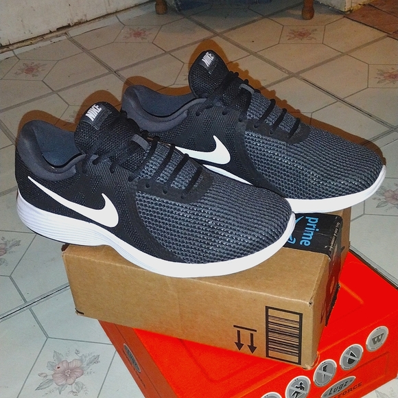 Nike Revolution 4 Running Shoes Size:13-M-mens Black-Grey-White - Picture 1 of 8